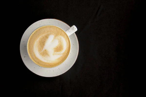 Egy Csésze Amerikai Kávét Tejjel Fekete Háttérrel Kávéidő Feketén Elzárva — Stock Fotó