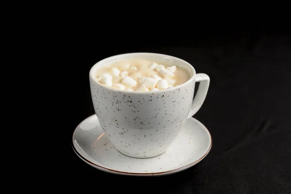 Secangkir Kopi Latte Karamel Dengan Marshmallow Latar Belakang Hitam Delicious — Stok Foto