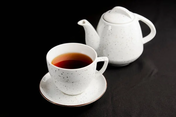 Siyah Arka Planda Çay Demliği Olan Beyaz Çay Fincanı Çay — Stok fotoğraf