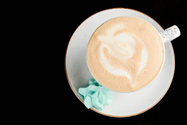 Egy Csésze Karamellás Latte Kávé Fekete Háttérrel Finom Édes Cukor — Stock Fotó