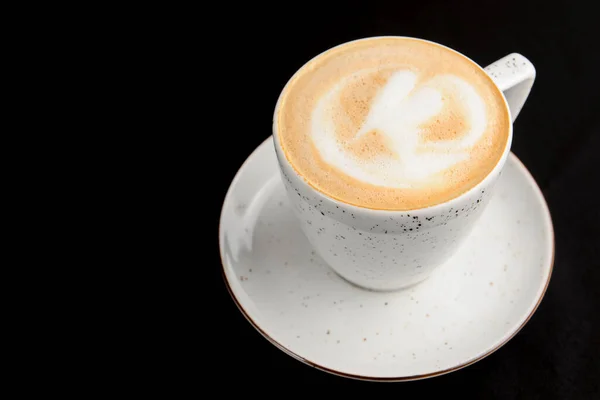 Чашка Кофе Карамелью Черном Фоне Вкусный Сладкий Сахарный Кофе Белой — стоковое фото