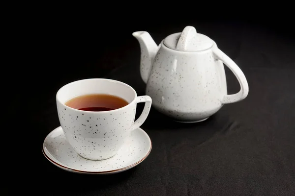 Siyah Arka Planda Çay Demliği Olan Beyaz Çay Fincanı Çay — Stok fotoğraf