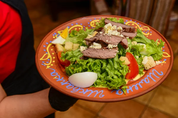 Prato Salada Caesar Servido Por Garçom Restaurante Restaurante Serviço Comer — Fotografia de Stock