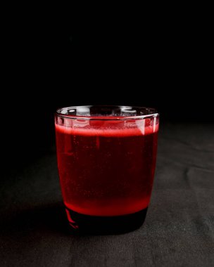 Kokteyl koleksiyonu: iki katmanlı çekim. Siyah zemin üzerinde shot bardağıyla alkol içeceği..