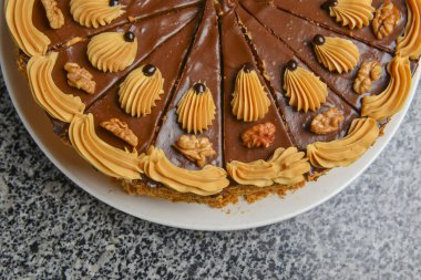 Çikolatalı ballı pasta, seçici odaklanma. Çay ya da kahve saati için lezzetli tatlı pasta. Dokulu bir masada servis edilir..