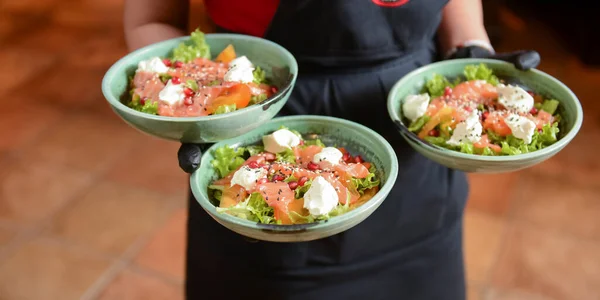 Salada Caesar Com Salmão Peixe Salmão Defumado Com Queijo Feta — Fotografia de Stock