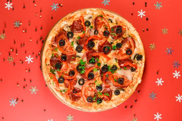 Pizza Świąteczna Czerwonym Tle Odizolowany Płaskie Łóżko Widok Góry Święto — Zdjęcie stockowe