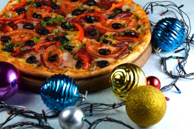 Ahşap masada servis edilen nefis İtalyan pizzaları ve kırmızı ekose masa örtüsü. Geleneksel İtalyan mutfağı kavramı