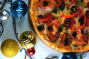 Ahşap masada servis edilen nefis İtalyan pizzaları ve kırmızı ekose masa örtüsü. Geleneksel İtalyan mutfağı kavramı