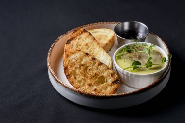 Ezme ve reçelli kızarmış ekmek. Et ezmeli ve meyve reçelli lezzetli sandviç. Siyah arkaplan.