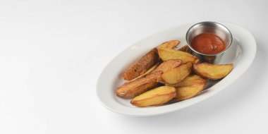 Kızarmış patates mi yoksa biberiyeli fırında patates mi? Kırsal tarzda soslu patates. Beyaz arka plan. Ukrayna mutfağı kavramı.