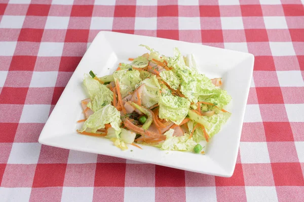 Salada Com Ervilhas Pepinos Alface Fresca Presunto Servido Uma Placa — Fotografia de Stock