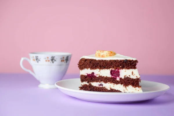 Кусок Шоколадного Торта Ванильным Кремом Ягоды Внутри Кусок Мандарина Сверху — стоковое фото