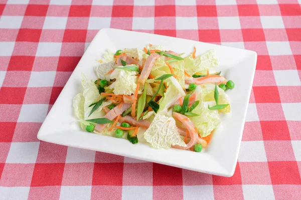 Salada Com Legumes Verduras Servidos Uma Placa Quadrada Branca Sobre — Fotografia de Stock