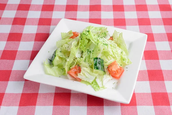 Salada Com Legumes Verduras Servidos Uma Placa Quadrada Branca Sobre — Fotografia de Stock