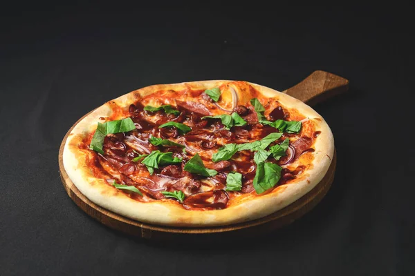 Pizza Fraîche Savoureuse Sur Fond Noir Pizza Italienne Traditionnelle Avec — Photo