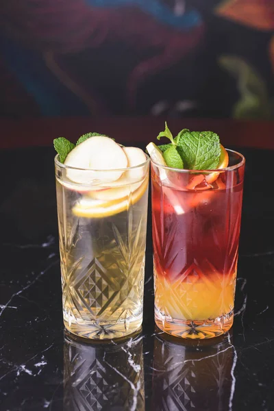 酒吧或餐馆里有水果和浆果的鸡尾酒 模糊的背景 酒饮料放在桌上的独特的玻璃杯里 — 图库照片
