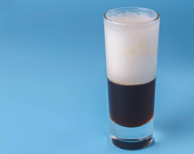 Şat kokteyli koleksiyonu: Mavi arka planda B52 alkol kokteyli izole edildi. Katmanlı kokteyl, alkollü içecek, parti konsepti.