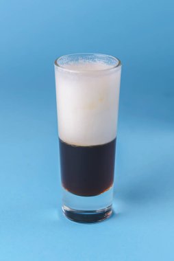 Şat kokteyli koleksiyonu: Mavi arka planda B52 alkol kokteyli izole edildi. Katmanlı kokteyl, alkollü içecek, parti konsepti.