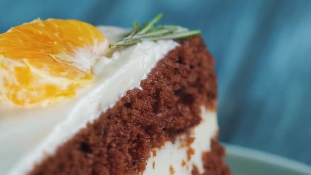 Zbliż Kawałek Warstwowego Tortu Ciasto Czekoladowe Kremem Waniliowym Kawałkiem Mandarynki — Wideo stockowe