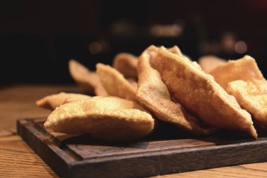 Chebureks restoranda ya da barda ahşap bir tahtanın üzerinde servis edilir. Bira, fast food, abur cubur konsepti. Dışarıda yemek yemek..