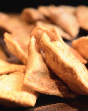 Chebureks restoranda ya da barda ahşap bir tahtanın üzerinde servis edilir. Bira, fast food, abur cubur konsepti. Dışarıda yemek yemek..