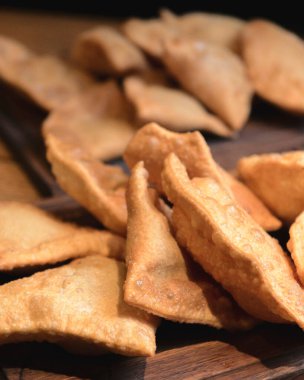 Chebureks restoranda ya da barda ahşap bir tahtanın üzerinde servis edilir. Bira, fast food, abur cubur konsepti. Dışarıda yemek yemek..