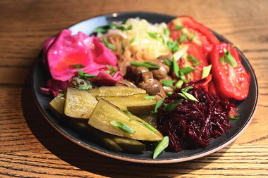 Turşulu tabak, domates, kırmızı biber, mantar ve lahana salatası. Hepsi tabakta sebze turşusu, bira aperatifi. Konsepti tüketiyorum.