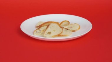 Dilimlenmiş kahverengi ekmek kırıntıları. Bir sürü baharatlı ekmek kırıntısı. Salatayla karıştırmak için kıtır ekmek gibi pişir. Geleneksel Sezar salatası tarifine uymuyor.