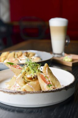 Taze somon ve krem peynirli krep ve Fransız usulü krep. Lokantada ya da lokantada beyaz bir tabakta servis edilen yumuşak kremalı krep. Maslenitsa konsepti, kutlama.