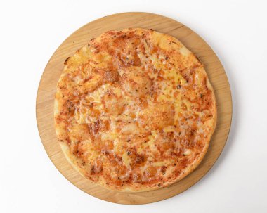 Beyaz arka planda izole edilmiş lezzetli peynirli pizza. Üst manzara, düz döşeme, uzay afişini kopyala. İtalyan geleneksel pizza tarifi. Fast food, abur cubur kavramı.