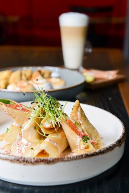 Taze somon ve krem peynirli krep ve Fransız usulü krep. Lokantada ya da lokantada beyaz bir tabakta servis edilen yumuşak kremalı krep. Maslenitsa konsepti, kutlama.