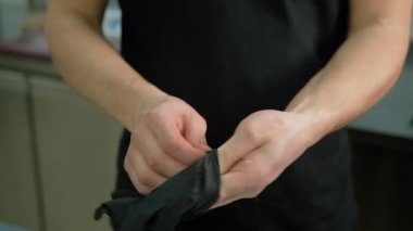 Bir adama yakın plan, koruyucu, tek kullanımlık eldivenler giyer. Restoranda ya da kafede müşteriler için yeni zorunlu prosedür. Yeni normal, güvenlik kavramı. Covid-19 'a karşı koruma