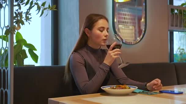 Giovane Bella Donna Sta Sorseggiando Vino Rosso Bicchiere Vino Restraurant — Video Stock