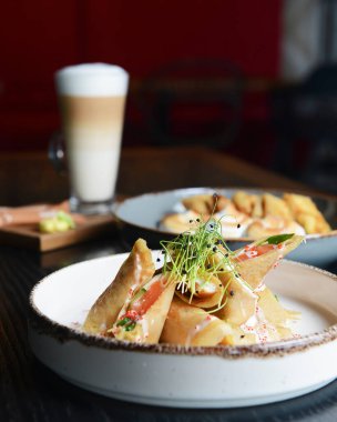 Taze somon ve krem peynirli krep ve kremalı Fransız usulü tatlı krep.