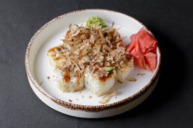 Wasabi soslu ton balığı suşisi, turşulu gignger. Siyah arka planda. Japon mutfağı konsepti, geleneksel suşi seti, suşi rulosu tarifi..