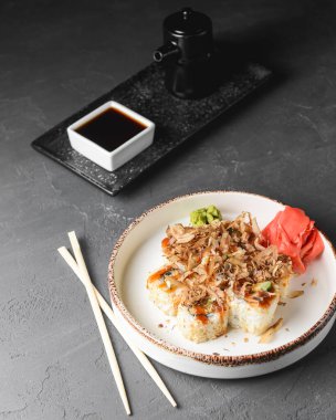 Soya ve wasabi soslu, turşulu ve zencefilli ton balıklı suşi. Ton balığı dilimli suşi seti. Siyah arka planda. Japon mutfağı konsepti, geleneksel suşi seti.