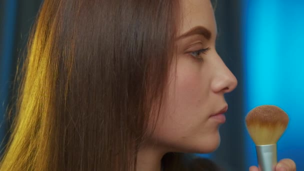 Genç Çekici Bir Kadın Makyaj Yapıyor Güzellik Endüstrisi Konsepti Beyaz — Stok video