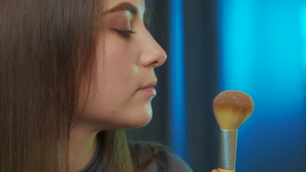 Joven Mujer Atractiva Maquillándose Concepto Industria Belleza Mujer Caucásica Preparándose — Vídeos de Stock