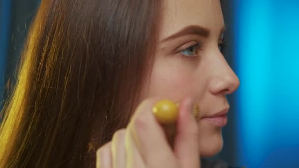 Ung Attraktiv Kvinna Som Sminkar Sig Skönhetsindustrin Koncept Kaukasisk Kvinna — Stockvideo