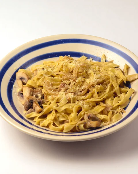 Pâtes Penne Poulet Aux Champignons Sous Parmesan Servi Sur Fond — Photo