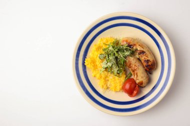 Domuz sosisli, kiraz domatesli ve maydanozlu pilav. Beyaz arka planda servis edilen İtalyan mutfağı konsepti. Boşluk afişini kopyala.