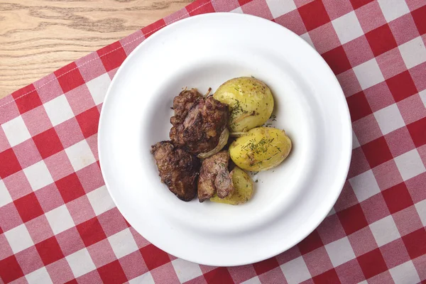 Gegrild Vlees Met Gebakken Aardappelen Geserveerd Een Wit Vierkant Bord — Stockfoto