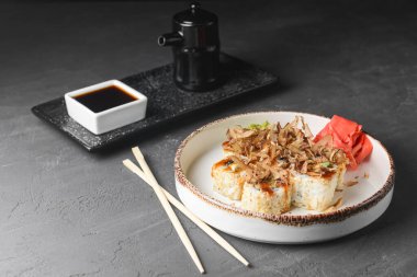 Soya ve wasabi soslu, turşulu ve zencefilli ton balıklı suşi. Ton balığı dilimli suşi seti. Siyah arka planda. Japon mutfağı konsepti, geleneksel suşi seti.