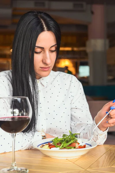Молодая Привлекательная Женщина Обедает Ресторане Белая Женщина Черными Волосами Еда — стоковое фото