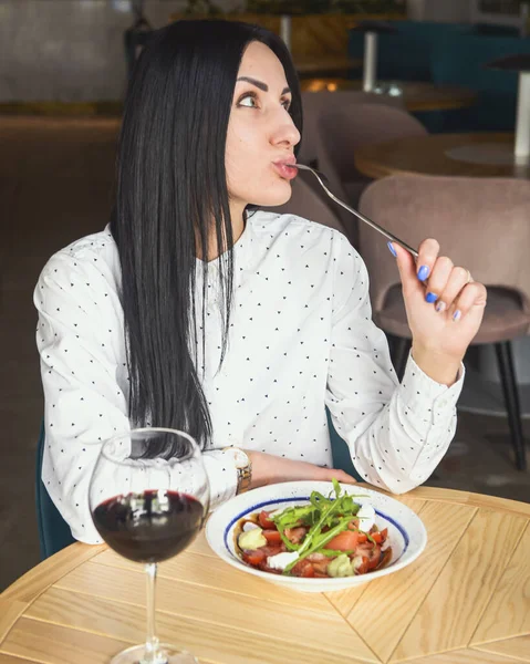 Молодая Привлекательная Женщина Обедает Ресторане Белая Женщина Черными Волосами Еда — стоковое фото