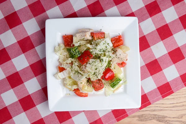 Salada Fresca Com Peito Frango Alface Pepinos Tomates Alimentação Saudável — Fotografia de Stock