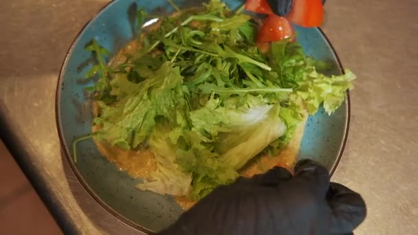 Salade Fraîche Avec Légumes Rôti Boeuf Dans Une Assiette Processus — Video