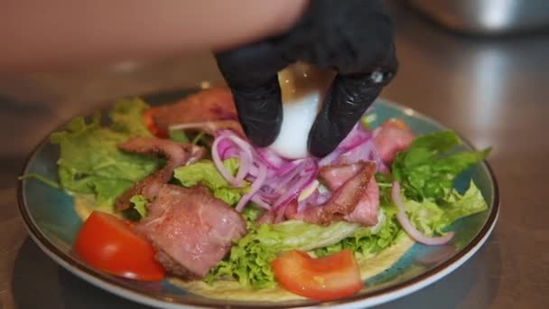 Färsk Sallad Med Grönsaker Och Rostbiff Tallrik Process För Att — Stockvideo