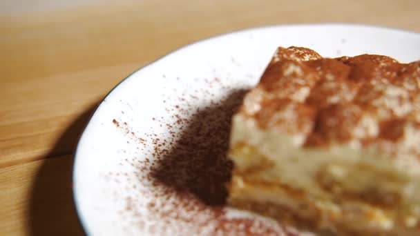 Cámara Mueve Lentamente Sobre Pastel Tiramisú Centra Pastel Tiramisú Cámara — Vídeos de Stock